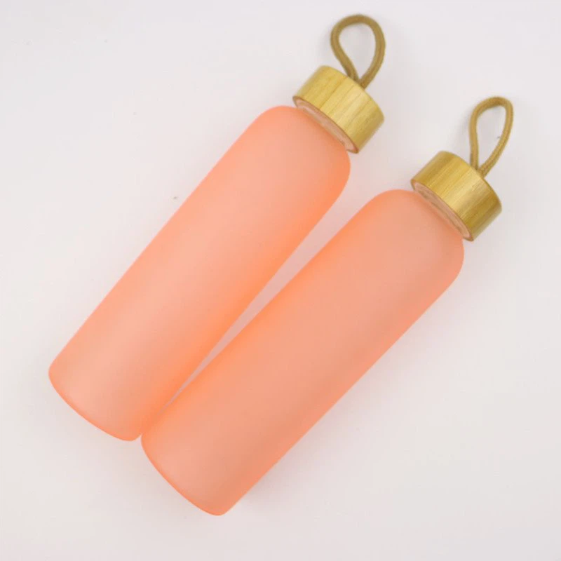 Himmeä lasivesipullo bambukannella